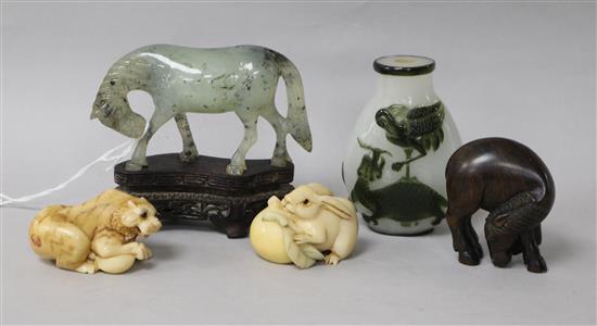 A Chinese moss agate horse, a snuff bottle and three modern netsuke